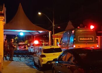 Homem procura atendimento em hospital, esfaqueia sete pessoas e é morto pela PM