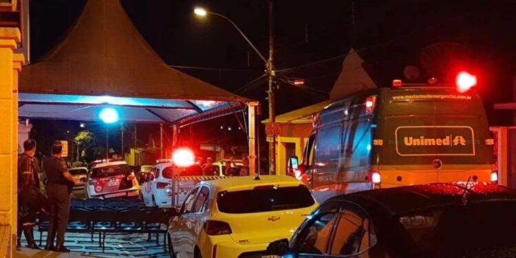 Homem procura atendimento em hospital, esfaqueia sete pessoas e é morto pela PM