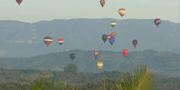 Festival Internacional de Balonismo encanta público e deixa colorido céu de Torres