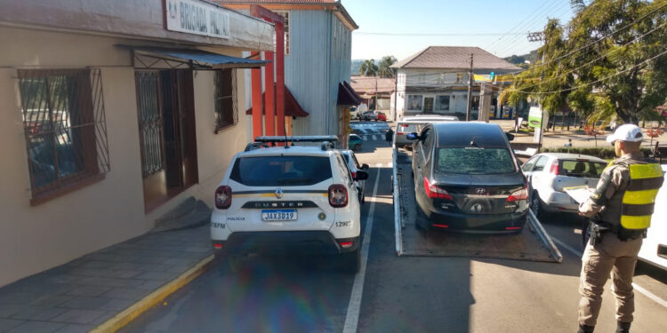 Brigada Militar de Nova Roma do Sul realiza autuação de veículo com IPVA vencido na Operação Proscriptus