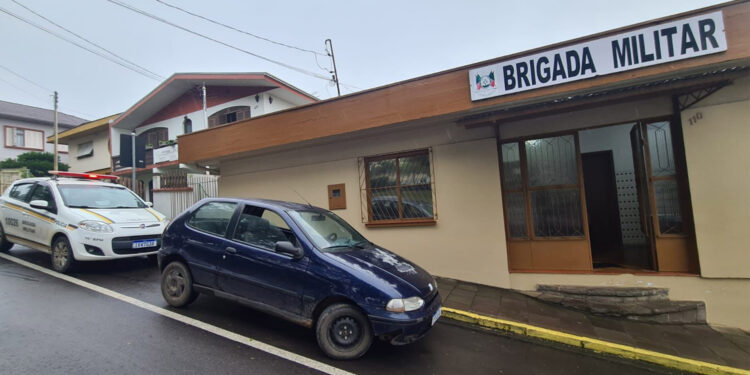 Brigada Militar aborda veículo em Nova Roma do Sul e constata falta de habilitação do condutor