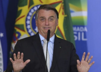 Bolsonaro diz que não tomou vacina da Covid-19 e nega adulteração em cartão