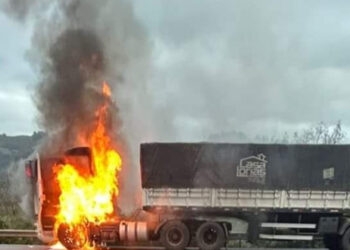 Carreta sofre pane mecânica e pega fogo em Pouso Novo