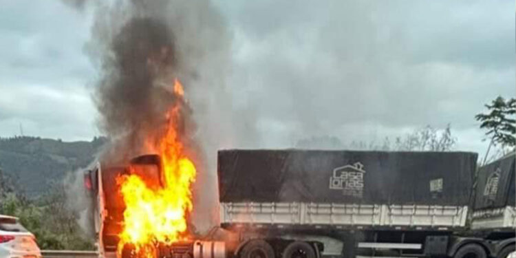 Carreta sofre pane mecânica e pega fogo em Pouso Novo