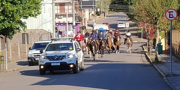 Brigada Militar de Nova Roma do Sul garante segurança durante a Cavalgada da Fé