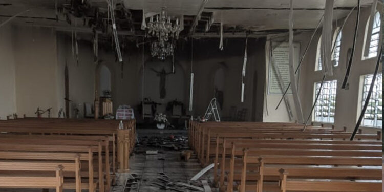 Igreja pega fogo no bairro Imigrante, em Bento Gonçalves