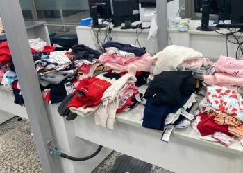 Passageira é flagrada com mais de 5 mil dólares em produtos para bebês pela Receita Federal em aeroporto de Porto Alegre