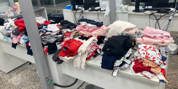 Passageira é flagrada com mais de 5 mil dólares em produtos para bebês pela Receita Federal em aeroporto de Porto Alegre