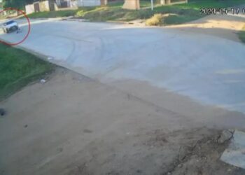 Bebê engatinha até meio da rua e é atropelado por carro; criança está internada em estado grave