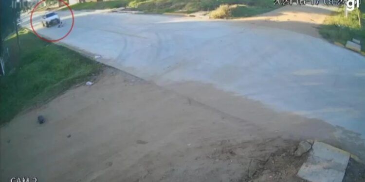 Bebê engatinha até meio da rua e é atropelado por carro; criança está internada em estado grave