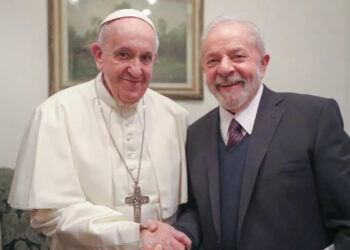 Lula convida papa Francisco para visitar o Brasil