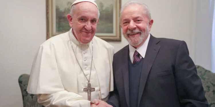 Lula convida papa Francisco para visitar o Brasil