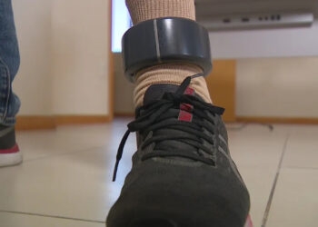 Governo do RS assina convênio com Justiça para usar tornozeleiras eletrônicas em agressores de mulheres