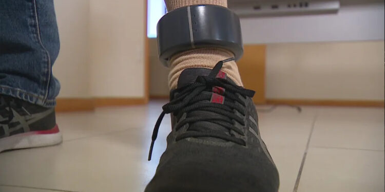 Governo do RS assina convênio com Justiça para usar tornozeleiras eletrônicas em agressores de mulheres