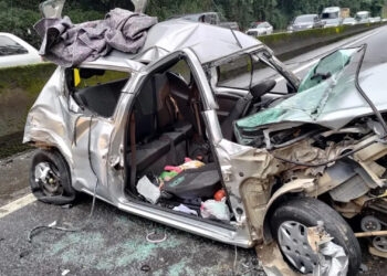 Cadeirinha salva criança de 2 anos durante acidente de trânsito que destruiu carro em SC