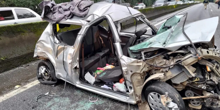 Cadeirinha salva criança de 2 anos durante acidente de trânsito que destruiu carro em SC