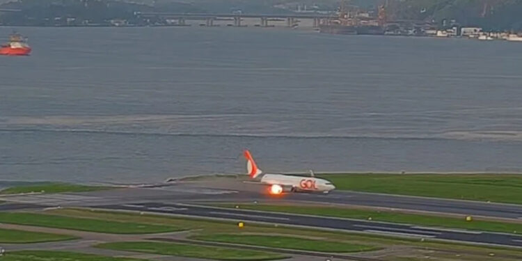 Avião tem fogo na turbina durante a decolagem no Santos Dumont; pistas fecharam por 1h