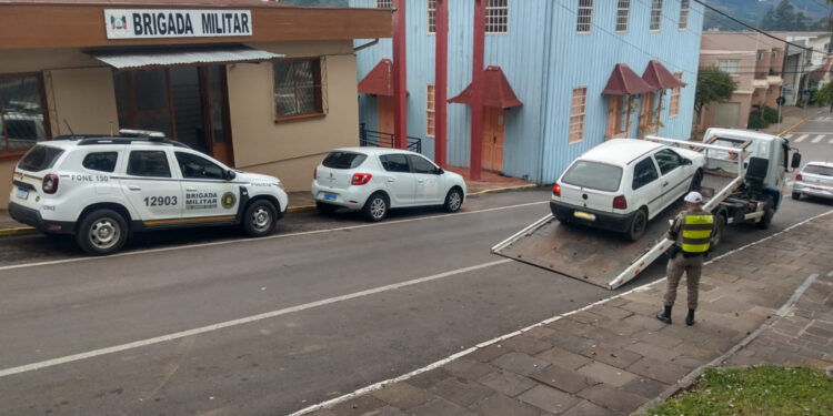 Brigada Militar autua veículo com débito no licenciamento e condutor sem habilitação em Nova Roma do Sul