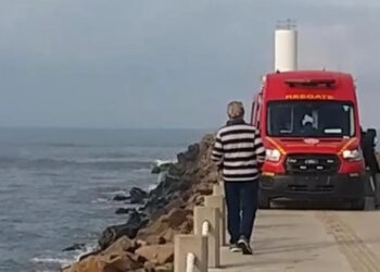 Pescador morre após onda virar embarcação em Torres
