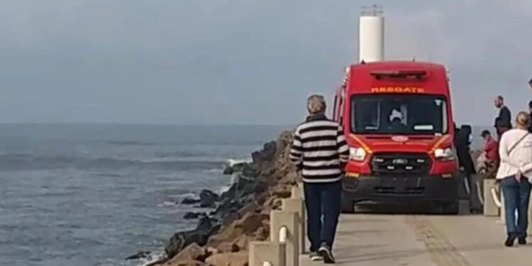 Pescador morre após onda virar embarcação em Torres