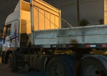 Pai salva filha ao empurrar carrinho de bebê para longe de caminhão, mas morre atropelado, em Itajaí