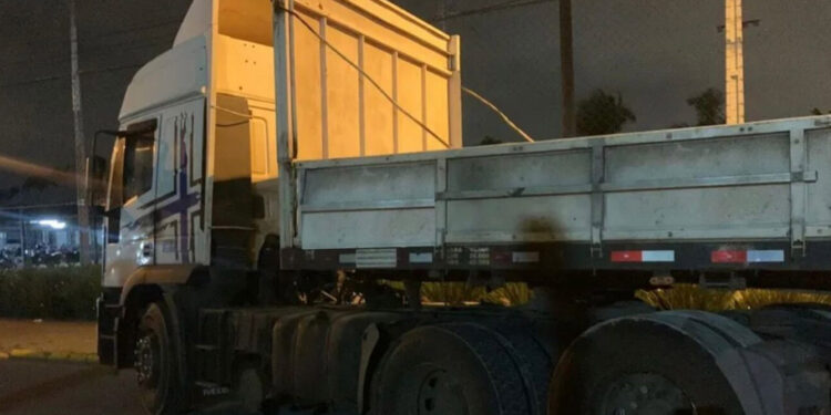 Pai salva filha ao empurrar carrinho de bebê para longe de caminhão, mas morre atropelado, em Itajaí