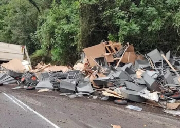 Carreta carregada de carrinhos de mão tomba na ERS-446, em Carlos Barbosa