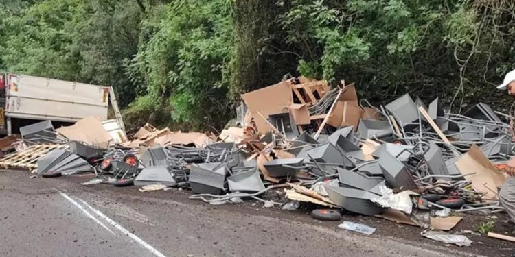Carreta carregada de carrinhos de mão tomba na ERS-446, em Carlos Barbosa