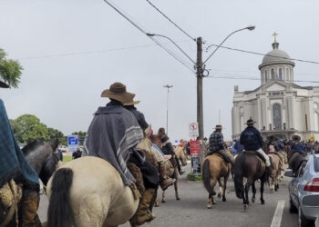 Celebrações pré-romarias reúnem cavalarianos e famílias no Santuário de Caravaggio em Farroupilha.