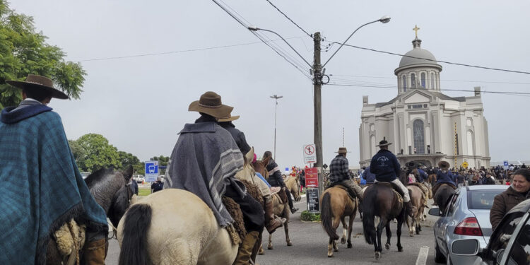 Celebrações pré-romarias reúnem cavalarianos e famílias no Santuário de Caravaggio em Farroupilha.