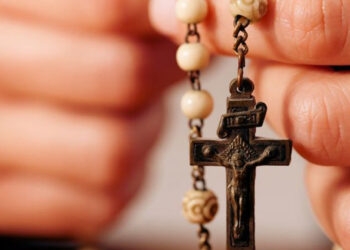 Criminosos são presos após interromper culto e assaltar padre em Porto Alegre