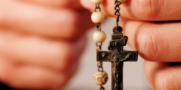 Criminosos são presos após interromper culto e assaltar padre em Porto Alegre