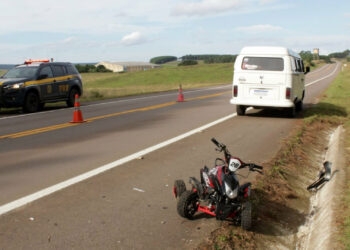 Criança de 12 anos morre em acidente envolvendo quadriciclo e Kombi na BR-285