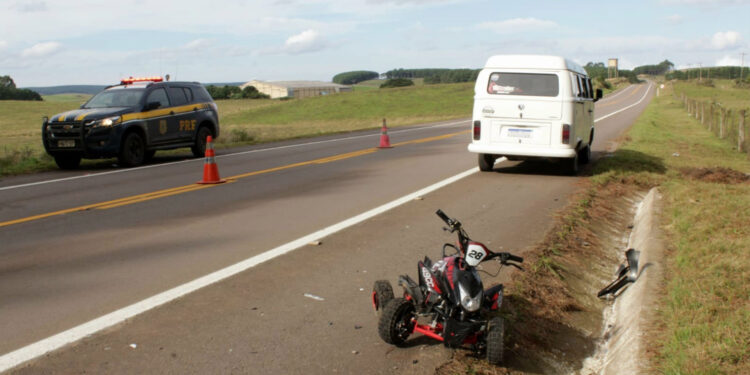 Criança de 12 anos morre em acidente envolvendo quadriciclo e Kombi na BR-285