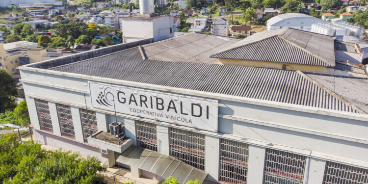 Polícia Civil investiga morte de trabalhador após cair de tanque de vinho com cerca de 11 metros de altura em Garibaldi