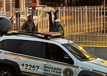 Homem fica preso de cabeça para baixo em grade ao tentar furtar casa em Vacaria, diz polícia