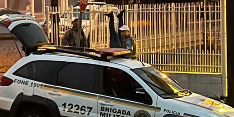 Homem fica preso de cabeça para baixo em grade ao tentar furtar casa em Vacaria, diz polícia