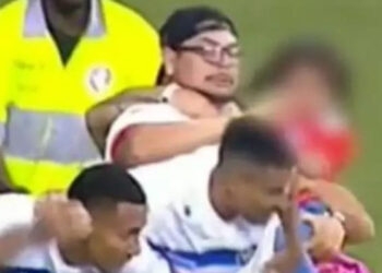 Justiça proíbe torcedor que invadiu campo com a filha no colo para agredir jogador de ir a estádio por 10 jogos