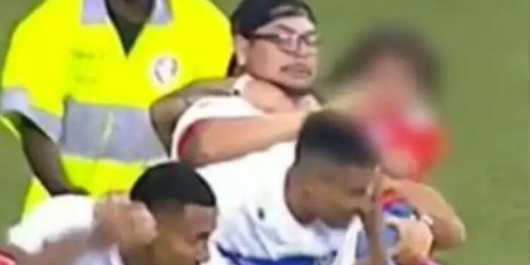 Justiça proíbe torcedor que invadiu campo com a filha no colo para agredir jogador de ir a estádio por 10 jogos