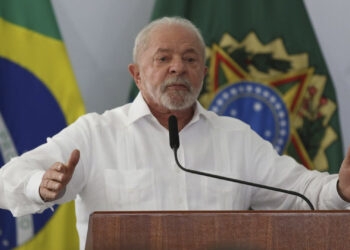 Lula anuncia política de reajuste do salário mínimo e isenção de IR