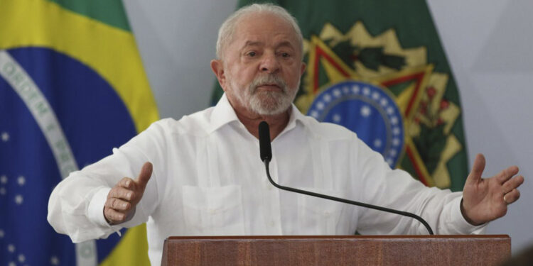 Lula anuncia política de reajuste do salário mínimo e isenção de IR