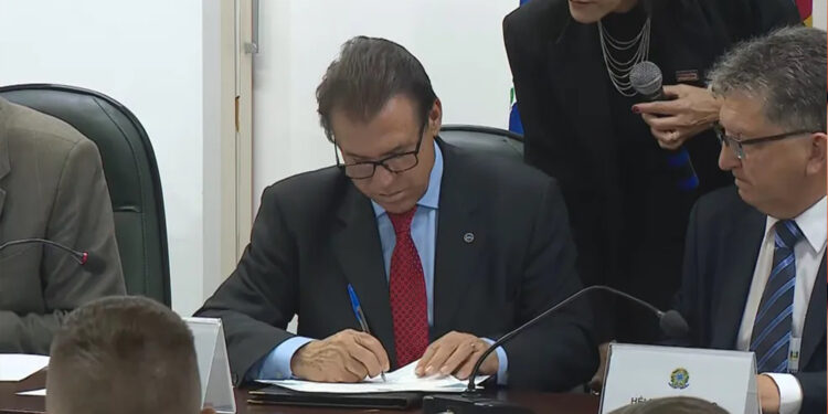 Ministro do trabalho assina Pacto pela Adoção de Boas Práticas Trabalhistas na Vitivinicultura do RS