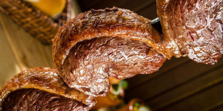 Vou comer mais picanha? Preço da carne cai 2,7% no ano e pode cair mais