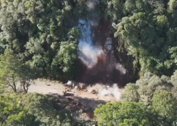 Barranco às margens de estrada é detonado para evitar deslizamento em São Francisco de Paula