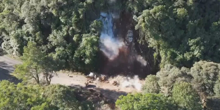 Barranco às margens de estrada é detonado para evitar deslizamento em São Francisco de Paula