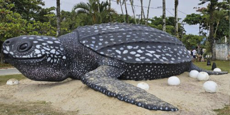 Escultura de tartaruga gigante é inaugurada no litoral do Paraná