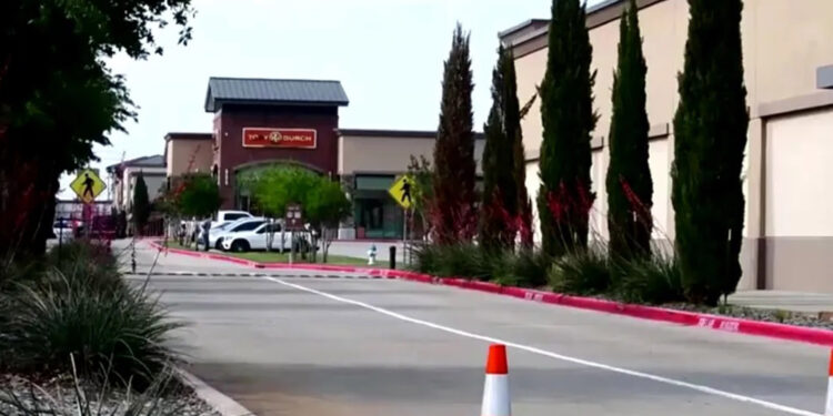 Ataque a tiros deixa 8 mortos em shopping no Texas; suspeito também morreu