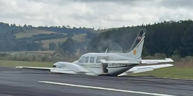 Avião oficial do governo de Santa Catarina sofre princípio de incêndio e realiza pouso de emergência