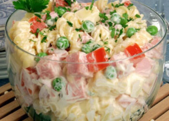 Salada de macarrão com frios