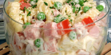 Salada de macarrão com frios